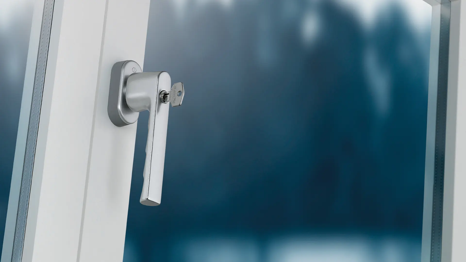 Abschließbarer Fenstergriff aus Edelstahl an weißem Fensterrahmen.Poignée de fenêtre verrouillable en inox sur cadre blanc.