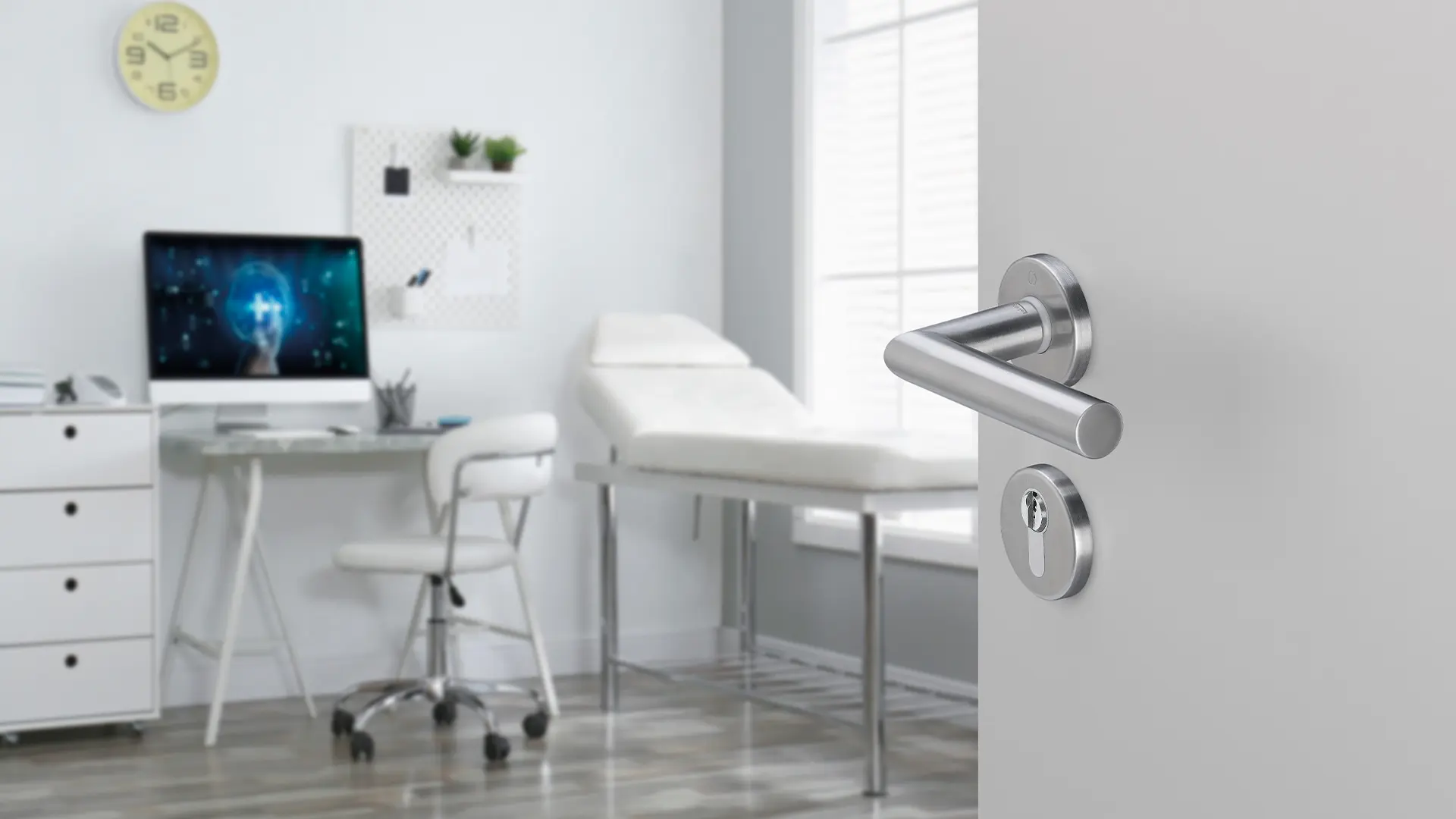Edelstahl-Türgriff an geöffneter Tür.Poignée en inox sur porte ouverte.