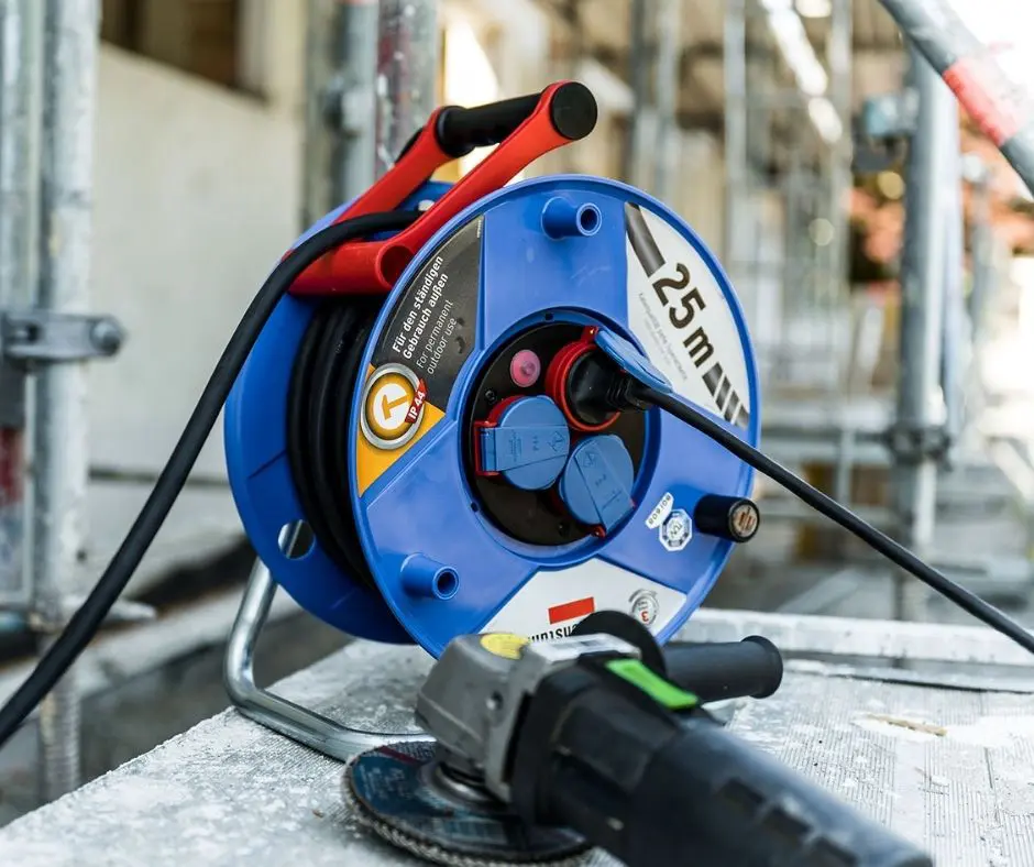Verlängerungskabeltrommel auf Baustelle. Enrouleur de câble sur chantier.
