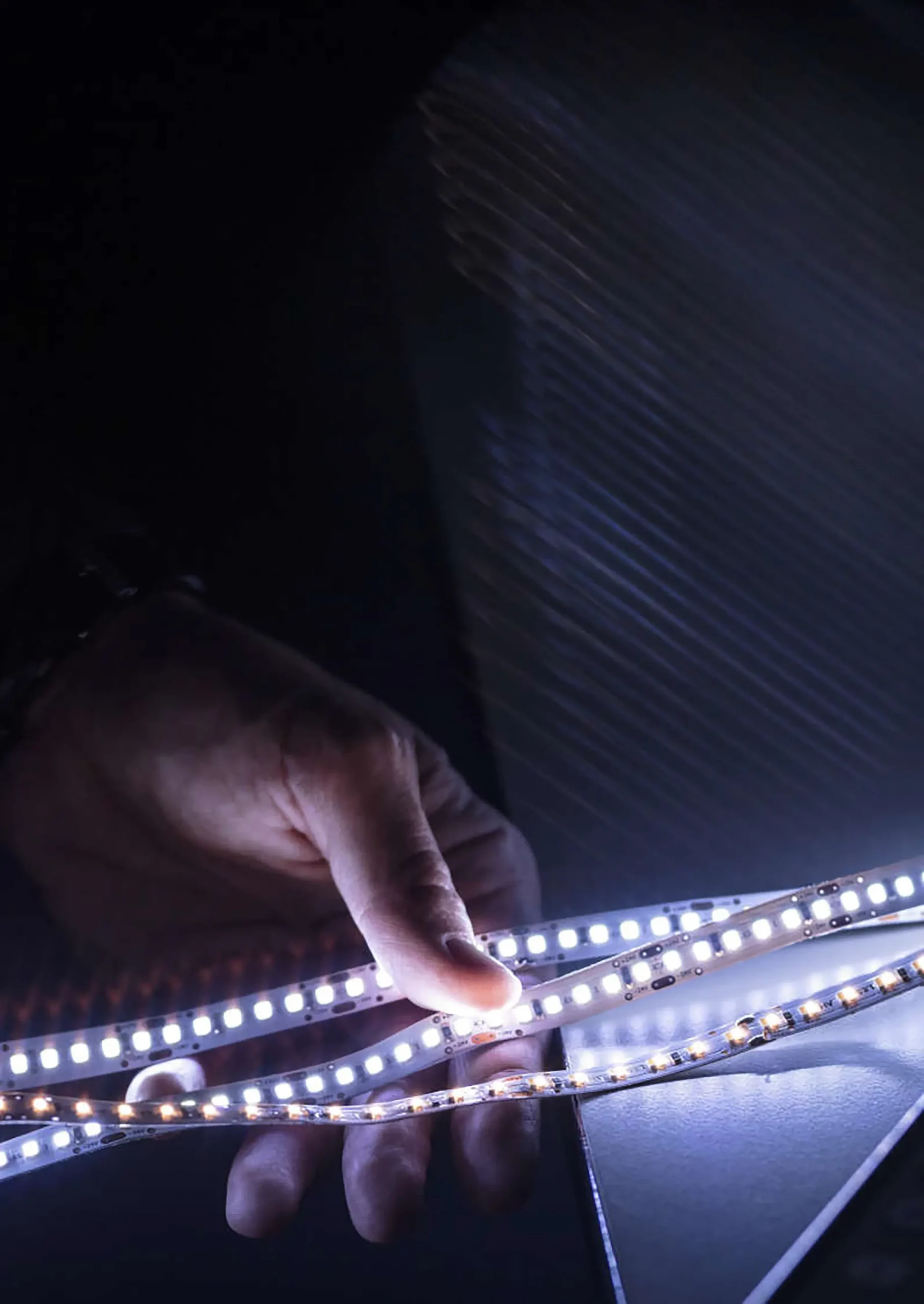 LED-Streifen leuchtend in dunkler Umgebung. Bande LED éclairée dans un environnement sombre.