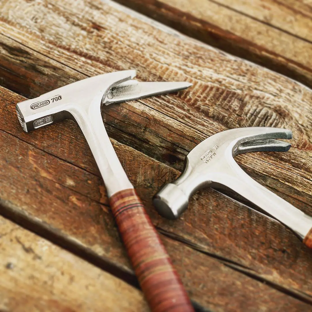 Zwei Picard Hämmer auf Holzoberfläche. Deux marteaux Picard sur surface en bois.
